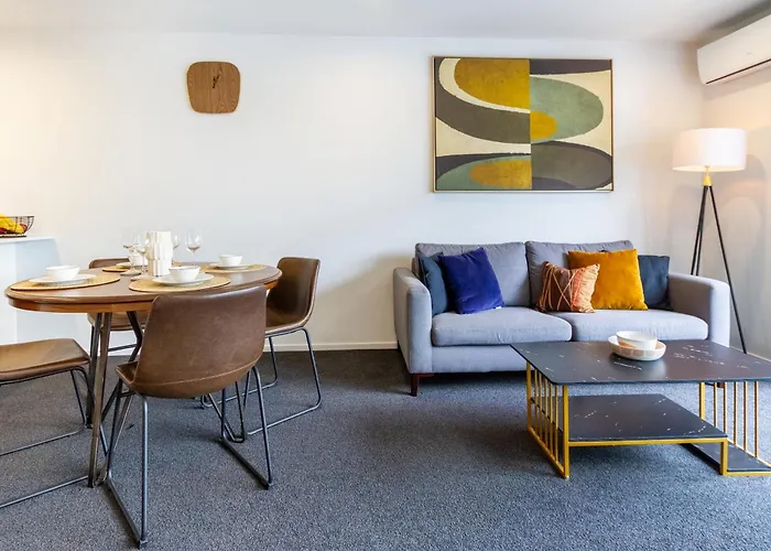 Central City Comfort: 2 Bedroom Gem W/Free Carpark