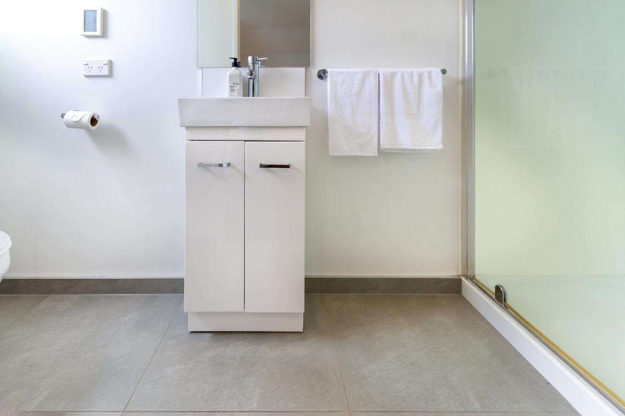 Apartment Central City Comfort: 2 Bedroom Gem W/free Carpark *