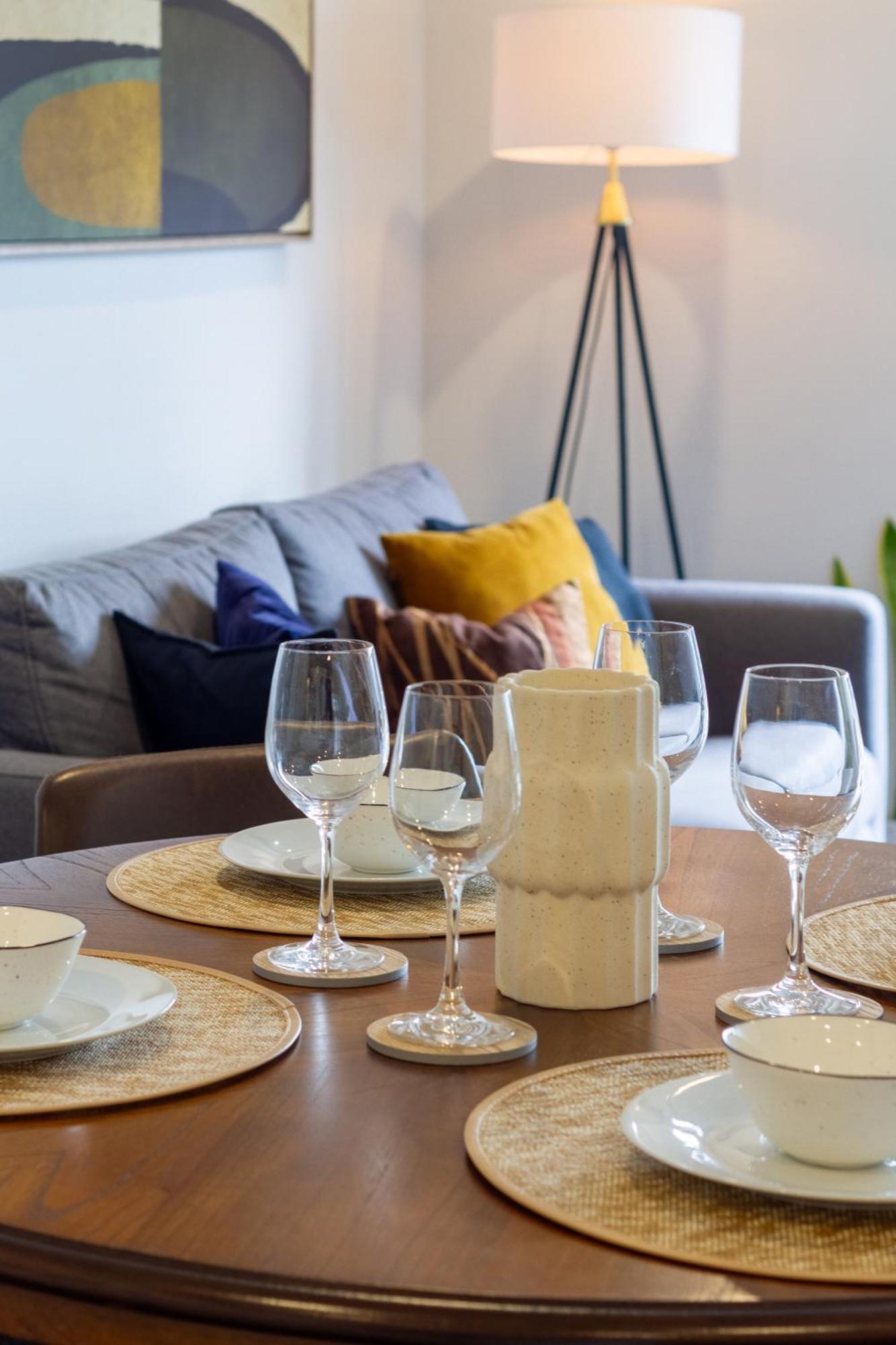 Central City Comfort: 2 Bedroom Gem W/free Carpark
